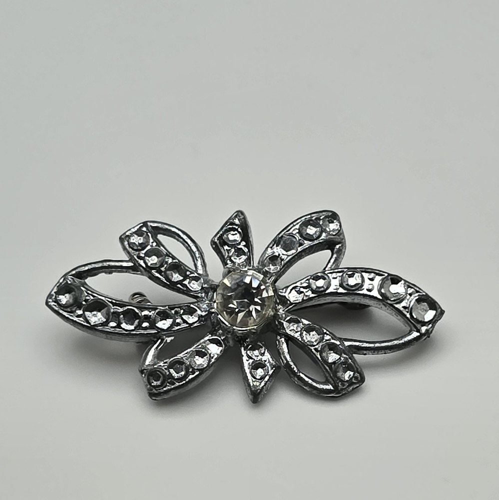 Elegant Silver Bow Brooch